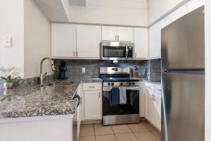 Landing Beautiful 1BD Gym Pool