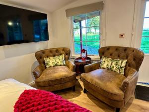 Stylish Cabin with Countryside Views and King Bed