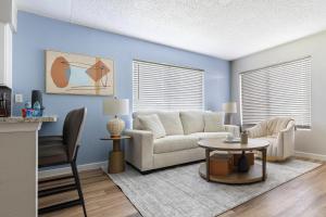 Landing Chic 1BD in Maryvale Village