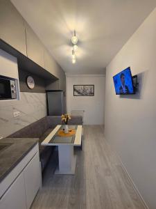 Kriss Cozy White Studio