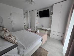 Kriss Cozy White Studio