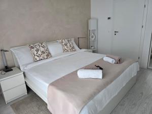 Kriss Cozy White Studio