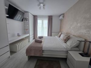 Kriss Cozy White Studio