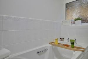 Stylish spacious apartment near airport, Rawdon