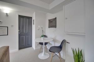 Stylish spacious apartment near airport, Rawdon