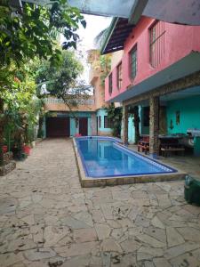 Aluga se 2 Suites, com Piscina e espaço Gourmet, casa compartilhada com outras suítes e outros hóspedes
