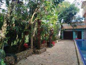 Aluga se 2 Suites, com Piscina e espaço Gourmet, casa compartilhada com outras suítes e outros hóspedes