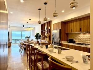 Beachfront 2BR 2baths - 8 Pools by Moikkarentals