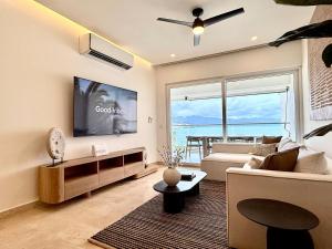 Beachfront 2BR 2baths - 8 Pools by Moikkarentals