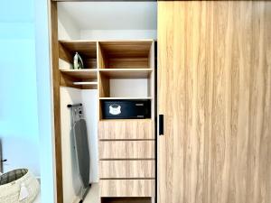 Beachfront 2BR 2baths - 8 Pools by Moikkarentals