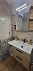 Appartement les hauts de balaruc L escapade T2 rénové parking climatisation et piscine