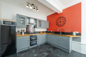 Flat 2 - Georgian apartment on The Square