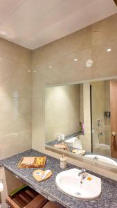 Modern Studio with Kitchenette Near Cyberhub and Airport