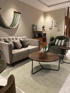 غرفة نوم وصاله واسعه وموقع مميز