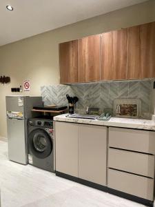 غرفة نوم وصاله واسعه وموقع مميز