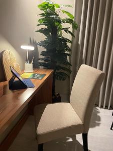 غرفة نوم وصاله واسعه وموقع مميز