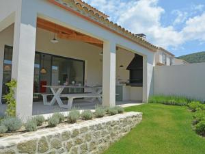 Villas Wonderful Villa in Malauc ne with Swimming Pool : photos des chambres