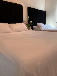 Casa completa, 4 dormitorios, 7 camas dobles, 2 sofá cama, 3 baños, cocina equipada, consola Arcade, asador, juguetes para niños, fraccionamiento privado, zona de vías rápidas