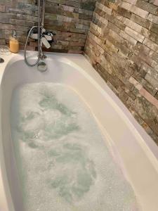 Charming Apartment with Jacuzzi in Central Location