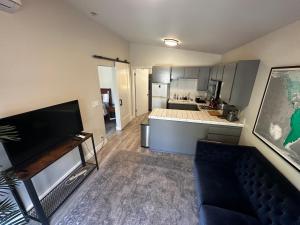 Toluca Woods Burbank and N Hollywood 1Bed 1bath Pool House