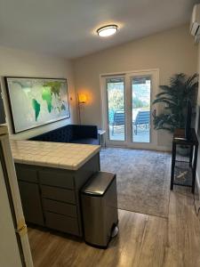 Toluca Woods Burbank and N Hollywood 1Bed 1bath Pool House