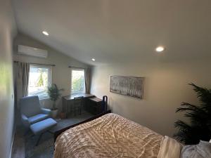 Toluca Woods Burbank and N Hollywood 1Bed 1bath Pool House