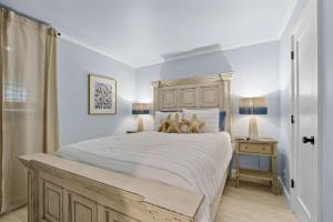 Renovated Penthouse! Free Beach Chairs Included! by Dolce Vita Getaways PCB