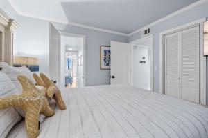 Renovated Penthouse! Free Beach Chairs Included! by Dolce Vita Getaways PCB