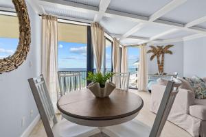 Renovated Penthouse! Free Beach Chairs Included! by Dolce Vita Getaways PCB