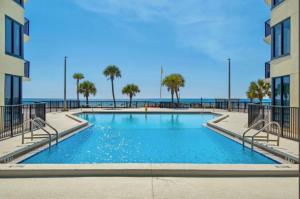 Renovated Penthouse! Free Beach Chairs Included! by Dolce Vita Getaways PCB