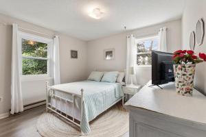 Cozy Coastal Cottage