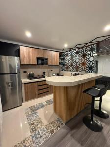 Suite Moderna y atrevida, Encadenados