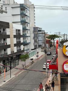 Lindo Apto na Praia do Morro, com ar condicionado, 2 quartos e 2 varandas, bem equipado com utensilios e super aconchegante