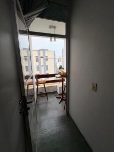 Lindo Apto na Praia do Morro, com ar condicionado, 2 quartos e 2 varandas, bem equipado com utensilios e super aconchegante