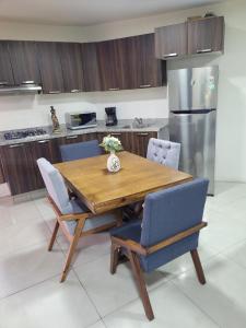 Céntrico, con alberca y estacionamiento