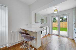 Westfield London House with Garden & Parking