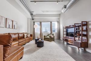 Downtown Escape - 2BR w Skyline Views & Hot Tub