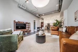 Downtown Escape - 2BR w Skyline Views & Hot Tub