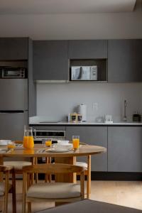 307 1Br Capitalia Modern with Rooftop Jacuzzi Gym