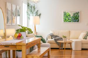 Leafy Wadestown Retreat Near CBD, Stadium, Ferry and Free Double Garage