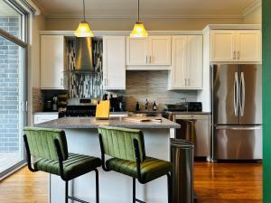 Gym Garage Parking Balcony Sleeps 4