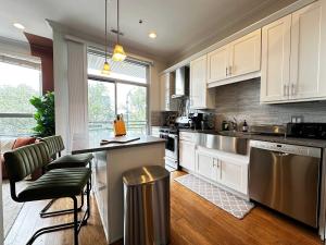 Gym Garage Parking Balcony Sleeps 4