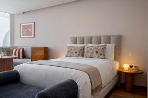 403 Std C Capitalia Contemporary Studio and Rooftop Access