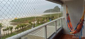 Apartamento com varanda e vista para o mar, em frente à praia de Caiobá