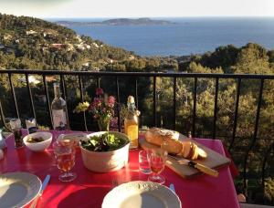 Gîte "Villa SIMONE" Vue Mer 180° CALME Terrasse couverte Jardin.