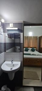 A cozy home bythe waterstream, tourist places near waynad