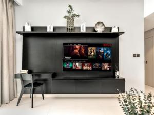 Stylish 2 bedroom - Marina Views - Private Beach