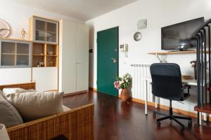 Bright Penthouse with Panoramic Sunlit Terrace