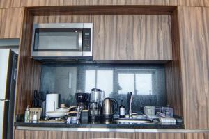 Luxurious Master Suite with Awesome View, Jacuzzi, GYM & Balcony