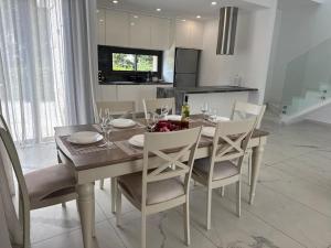 Central luxury 3 bedroom villa with pool